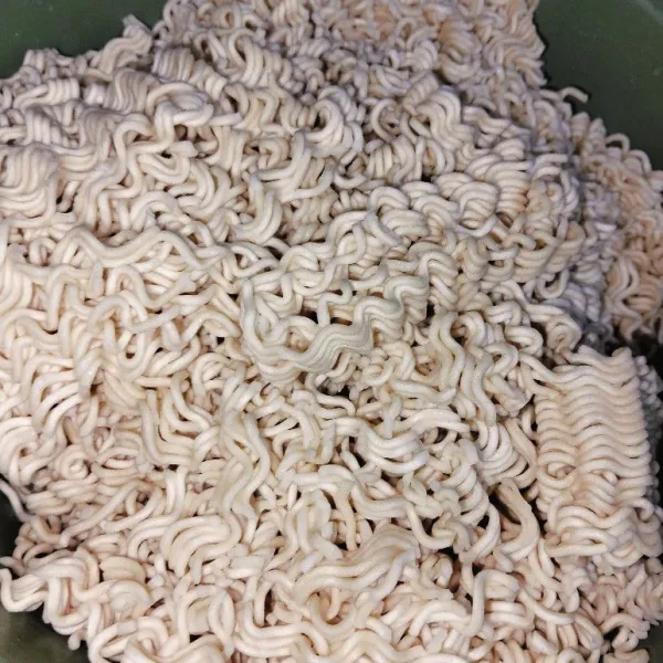 Rendam mie dengan air hangat hingga mie mengembang.