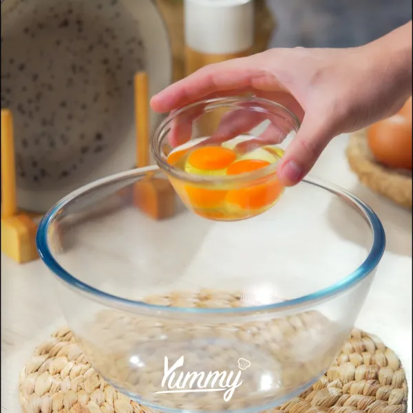 Campurkan telur, wortel, kol putih, bawang bombay, garam, penyedap, dan lada. Aduk hingga tercampur rata.