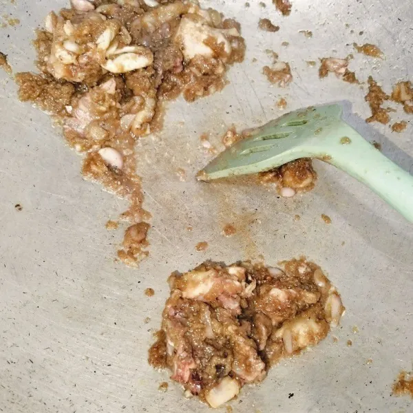 Masukkan daging ayam dan telur kemudian orak arik telur.