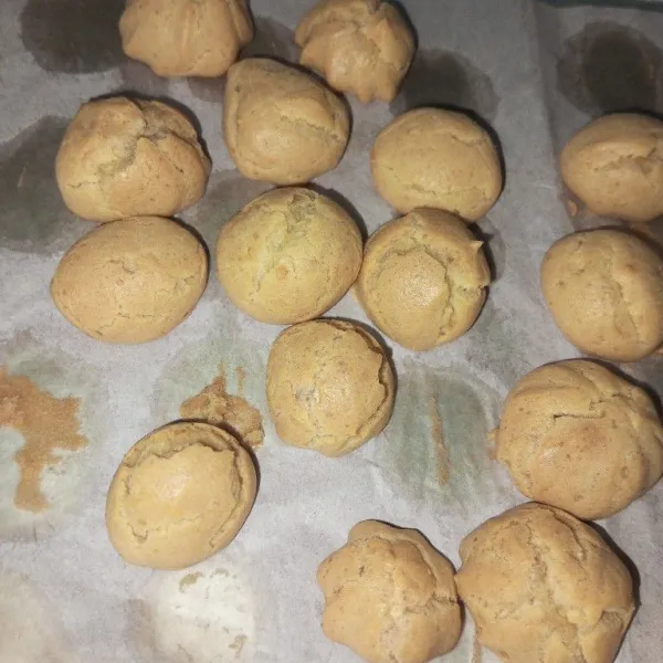 Isikan fla ke dalam kue.