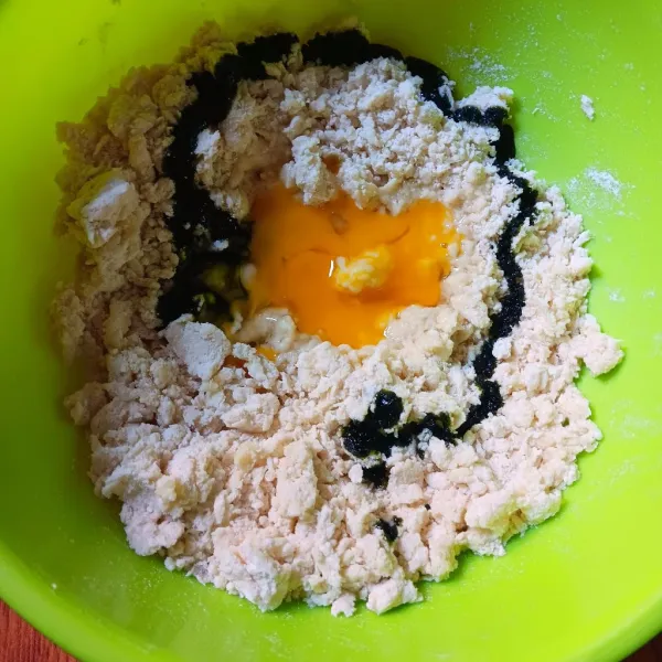 Tambahkan telur dan pasta matcha, lalu uleni adonan sampai tercampur rata dan tambahkan air sedikit demi sedikit jika adonan terlalu kering.
