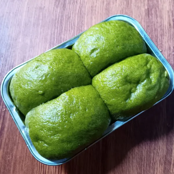 Kukus dalam kukusan panas api sedang cenderung kecil selama 15-20 menit. Tutup kukusan dilapis lap bersih. Setelah matang angkat. Lepaskan dari loyang setelah roti hangat.