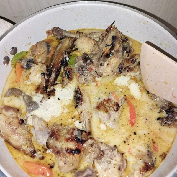 Masukkan ayam yang sudah di bakar.