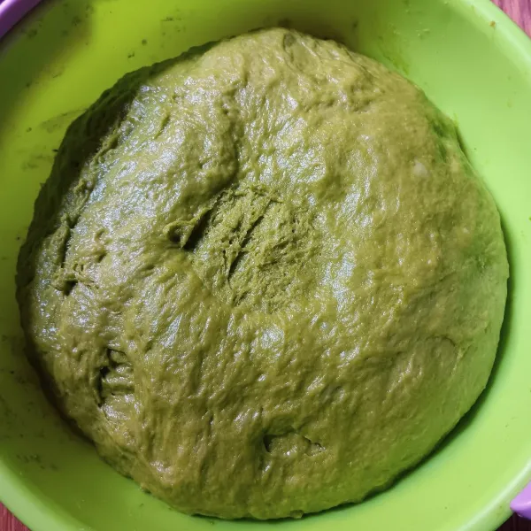 Tutup wadah dengan plastik, lalu diamkan selama 1 jam sampai mengembang.