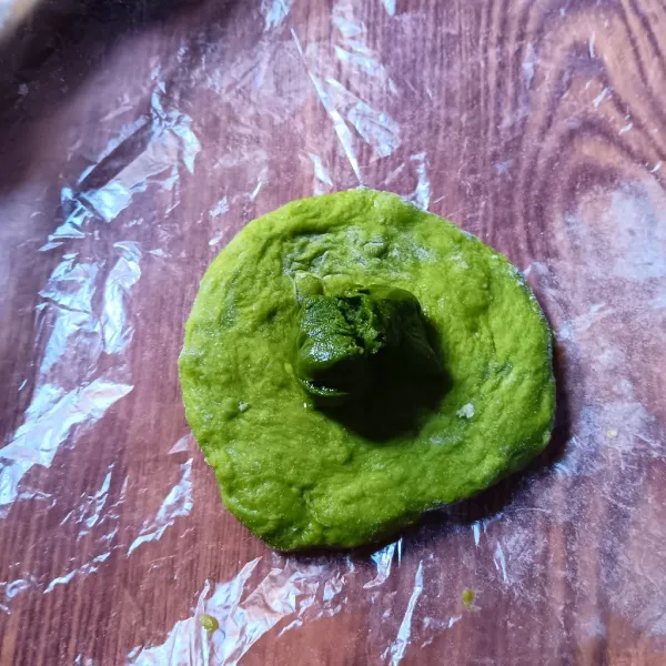 Kempeskan, uleni ringan sekali lagi untuk membuang sisa gas yang terperangkap. Bagi adonan sekitar 12-14 adonan, lalu bulat-bulatkan dan pipihkan. Isi dengan matcha glaze lalu bulatkan kembali