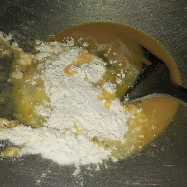 Tambahkan tepung terigu, lalu aduk hingga tercampur rata.