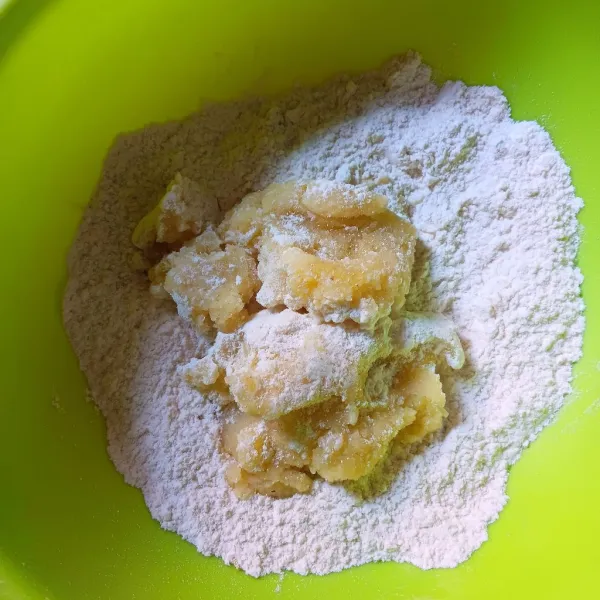 Masukkan tepung terigu, gula pasir, dan ragi instan. Aduk rata, lalu ambahkan kentang halus dan aduk kembali sampai berpasir.