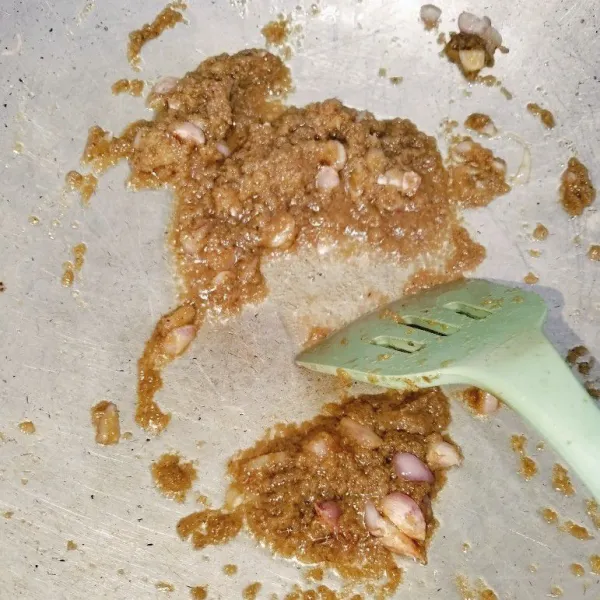 Tumis bumbu halus dan bawang merah iris.