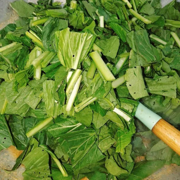 Masukkan sawi, lalu masak hingga setengah layu.