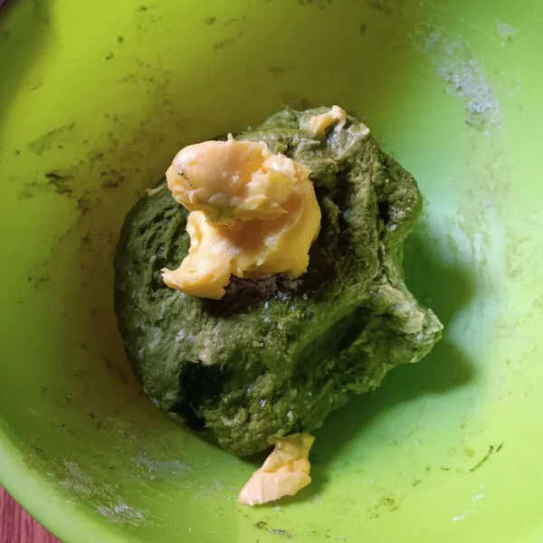 Tambahkan margarin dan garam, lalu uleni adonan hingga kalis dan bentuk menjadi bulat.