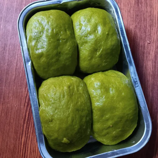 Tata adona didalam loyang brownies yang bersemir margarin, lalu diamkan adonan sampai memgembang sekitar 15 - 30 menit.