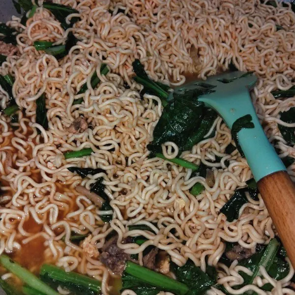 Masukkan mie. Aduk rata. Jangan lupa untuk tes rasa dan matikan kompor.