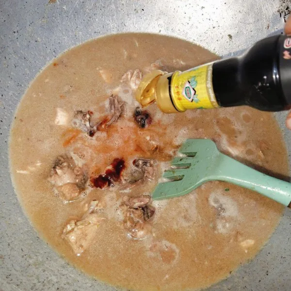 Tambahkan saus tomat, kecap asin, kecap kedelai, saus tiram, dan kaldu jamur. Aduk rata.