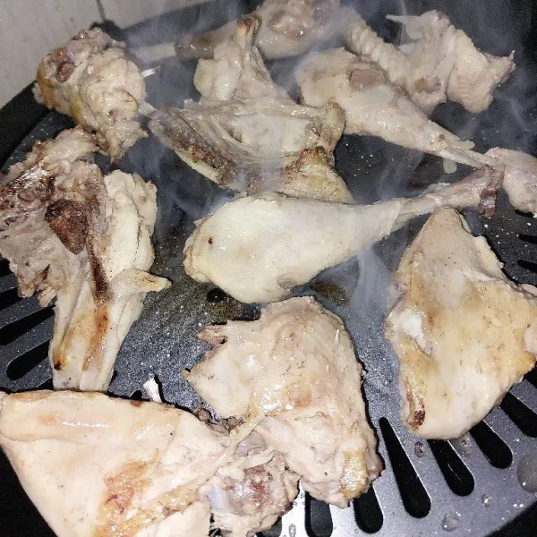 Bakar ayam kampung yang sudah di ungkep sebelumnya.