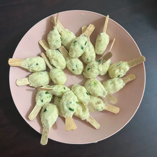 Buat adonan bulat, lalu tempelkan pada stik.