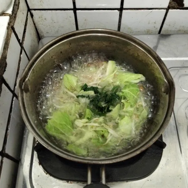 Tambahkan daun saledri, lalu aduk sampai rata.