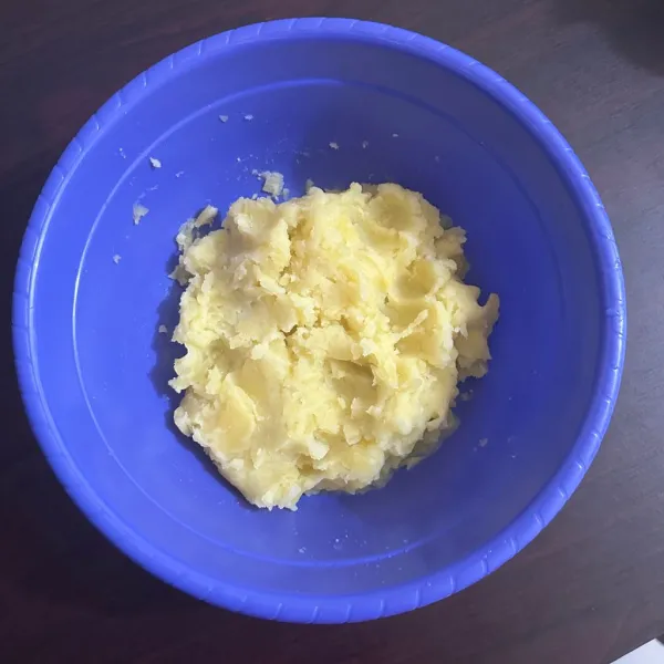 Rebus kentang, lalu haluskan.