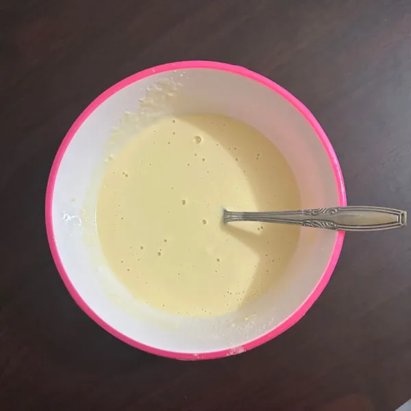 Campurkan tepung terigu, telur, garam, dan air secukupnya.