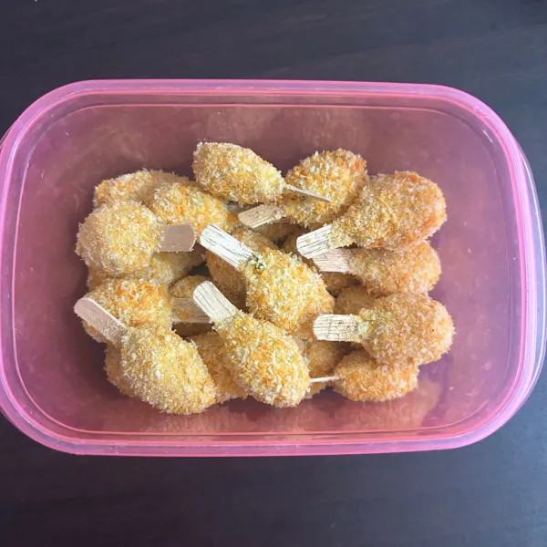 Masukkan kaki naga pada bahan pencelup, lalu gulirkan pada tepung roti.