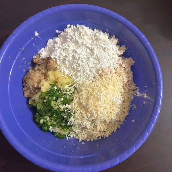 Campurkan kentang. ayam. keju, tepung maizena, daun bawang, bawang putih, bawang merah, lada bubuk, garam, dan penyedap rasa. Aduk rata.