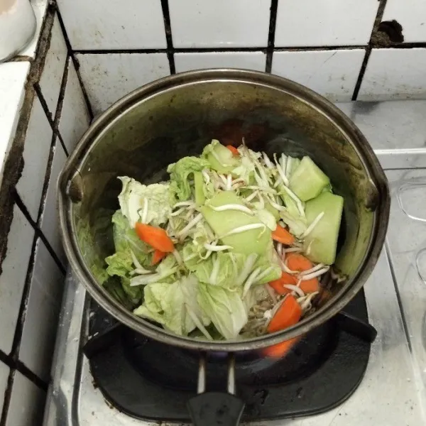 Masukkan sayuran dan masak hingga lunak.