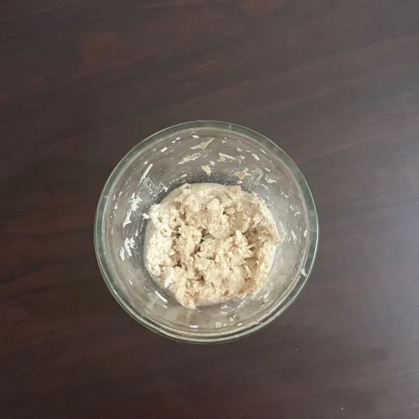 Haluskan ayam yang sudah direbus menggunakan chopper.