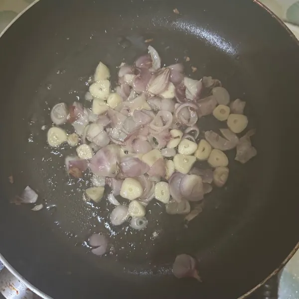 Goreng bawang putih dan bawang merah yang sudah di potong-potong, lalu haluskan.