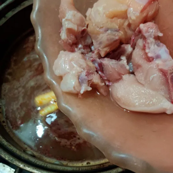 Setelah air mendidih, masukkan daging ayam.