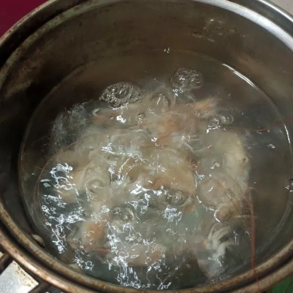Rebus kulit dan kepala udang untuk diambil kaldunya, lalu saring dan sisihkan.