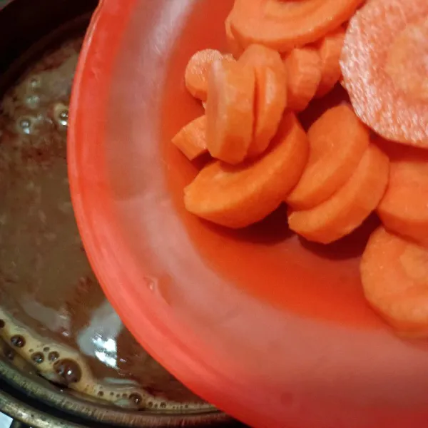 Tambahkan wortel, lalu masak hingga setengah matang.