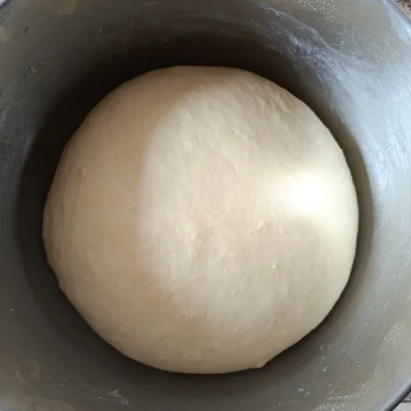 Setelah kalis bulatkan adonan, lalu istirahatkan adonan selama 1 jam hingga mengembang 2x lipat.