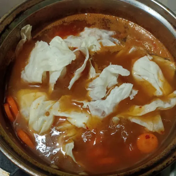 Tambahkan kol, masak hingga sayuran dan ayam matang.