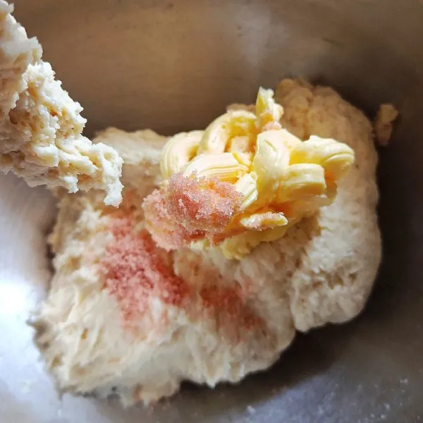 Campurkan telur, susu, gula, ragi, dan tepung terigu menggunakan mixer hingga setengah kalis, lalu masukan mentega dan garam dan mixer kembali hingga kalis elastis.