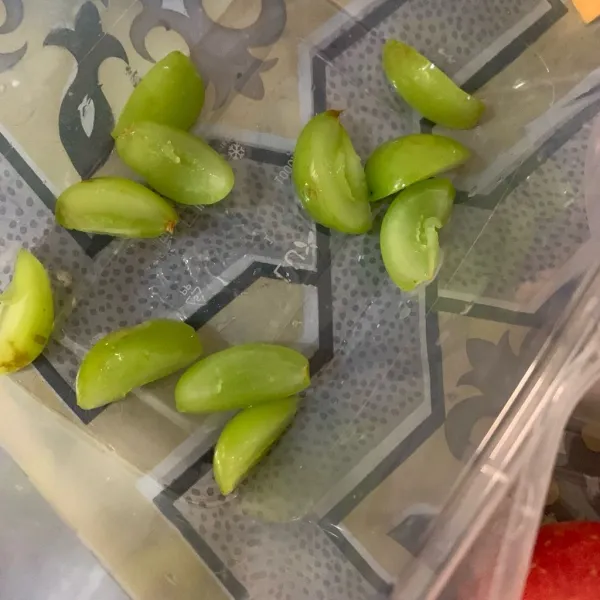 Bersihkan anggur hijau, potong jadi empat bagian