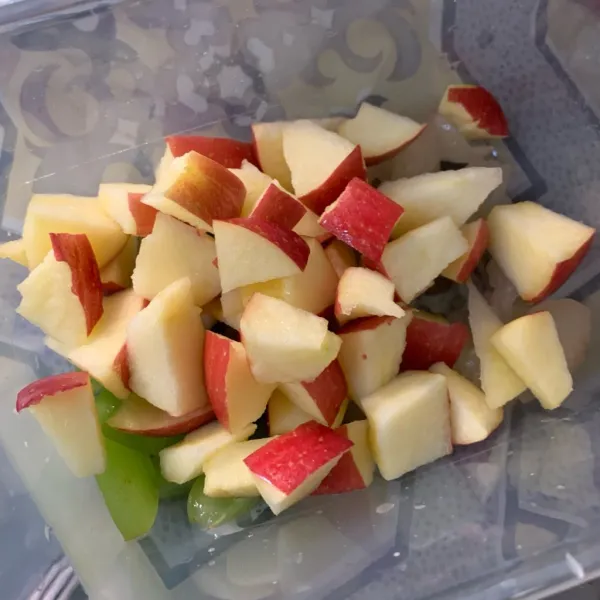 Bersihkan apel, lalu potong kecil