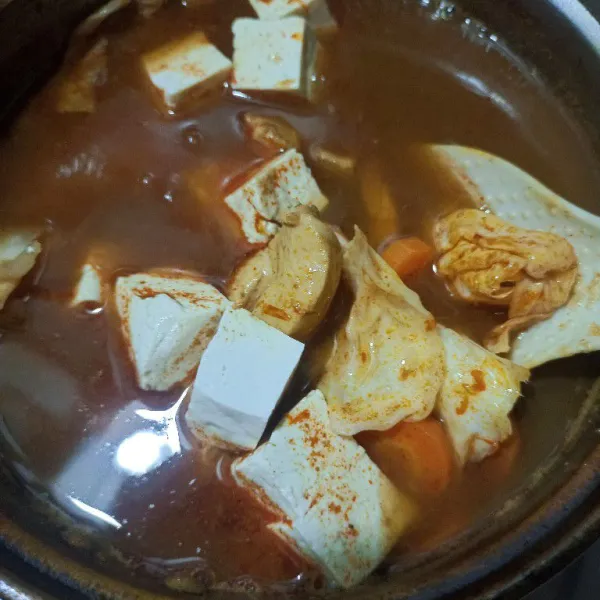 Tambahkan tahu, lalu masak sebentar.