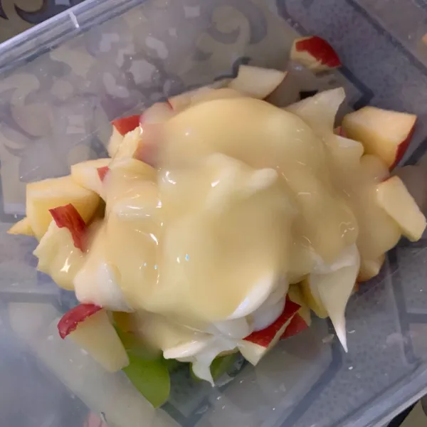 Masukan mayonaise dan kental manis, aduk rata cek rasanya