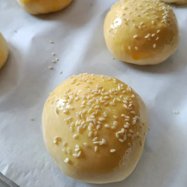 Setelah mengembang, olesi dengan kuning telur, lalu taburi wijen.