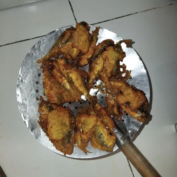 Angkat dan tiriskan, lalu sajikan sarden goreng tepungnya.