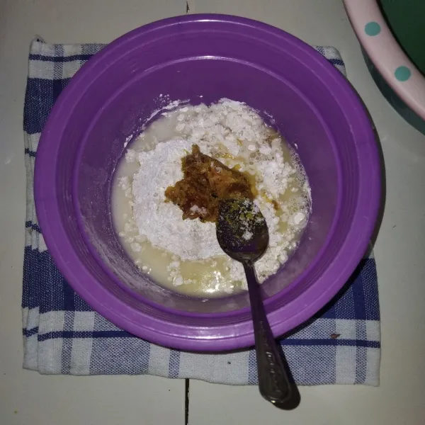 Campurkan bumbu yang sudah diulek tadi dengan lada bubuk, tepung terigu, tepung tapioka, dan air. Aduk hingga tercampur rata.