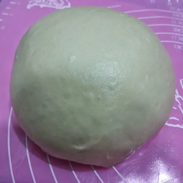 Bulatkan adonan, olesi tipis permukaan adonan dengan minyak sayur agar adonan tidak kering ketika nantinya membagi-bagi adonan.