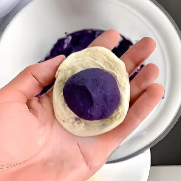 Ambil adonan ubi, lalu letakkan di atas kulit pastry dan tutup dengan membentuk adonan bulat.