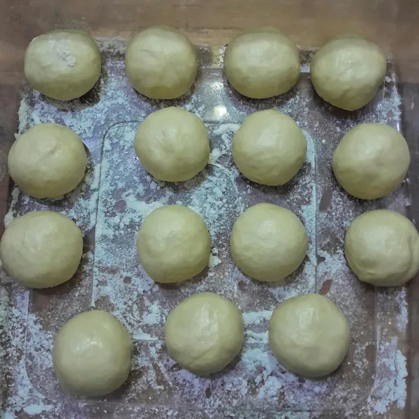 Lalu bagi menjadi 15 bagian. Ketika membagi adonan gunakan spatula jangan main tarik agar tidak merusak gluten pada adonan, lalu padatkan adonan dan bulatkan hingga mulus dan diamkan selama 15 menit dengan ditutup kain.