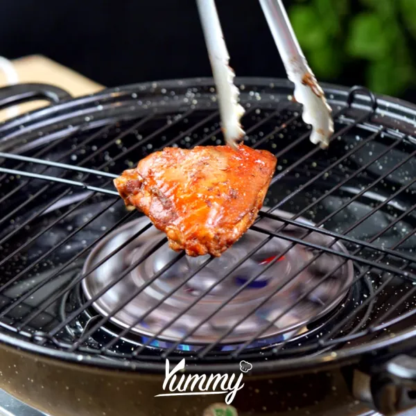 S iapkan bakaran, bakar ayam hingga mengeluarkan warna sedikit gosong lalu oleskan bumbu sisa rebusan ayam.