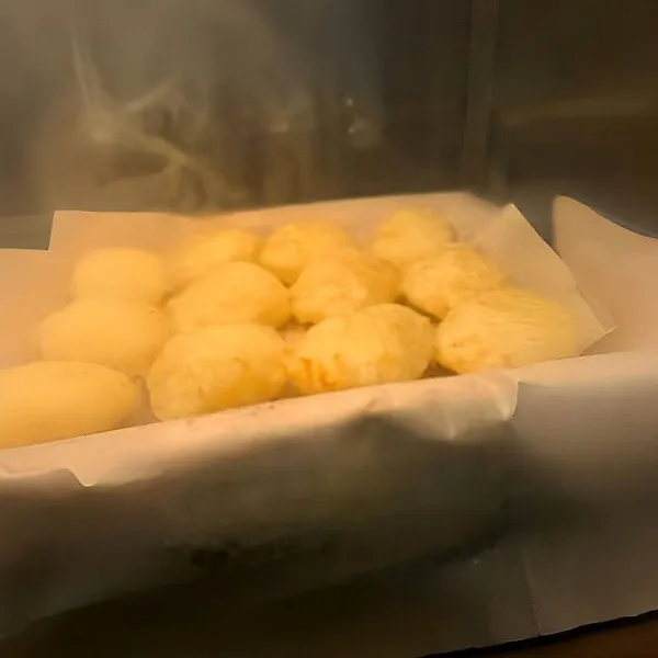 Taburi permukaan dengan sedikit bubuk rosemary. Panggang dalam air fryer dengan suhu 200°C selama 20 menit. Balik kue, lanjutkan memanggang selama 10 menit lagi.