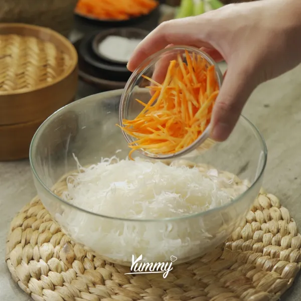 Siapkan wadah, campurkan bihun, wortel, kol, tepung tapioka, tepung terigu, bawang putih, dan semua bumbu seasoning.