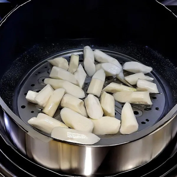 Kupas dan potong yam, lalu kukus hingga empuk.