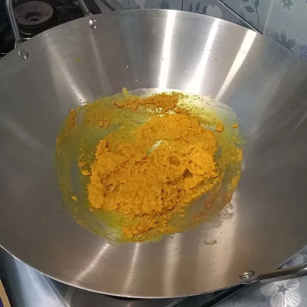 Haluskan bawang merah, bawang putih, kunyit, jahe, kemiri, lada, dan ketumbar. Tumis hingga matang.
