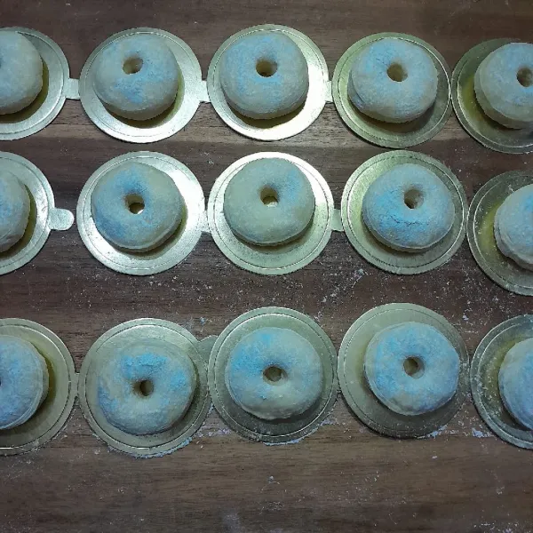 Setelah dilubangi, letakkan donat di wadah yang ditaburi tepung terigu atau bisa menggunakan kertas khusus buat donat.