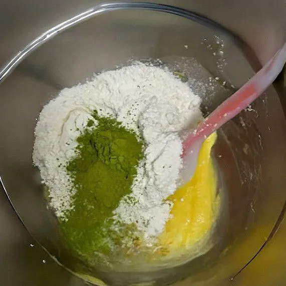 Tambahkan tepung terigu rendah protein dan bubuk matcha. Aduk hingga menjadi adonan yang bisa dipulung. Bagi adonan matcha menjadi 15 bagian, bulatkan.